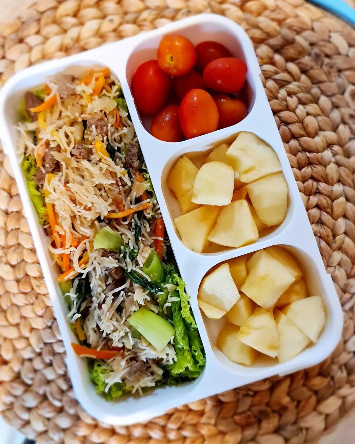 Lunchbox series: Beef stir fry with rice noodles/Bihun goreng daging sapi (~450 cal)
