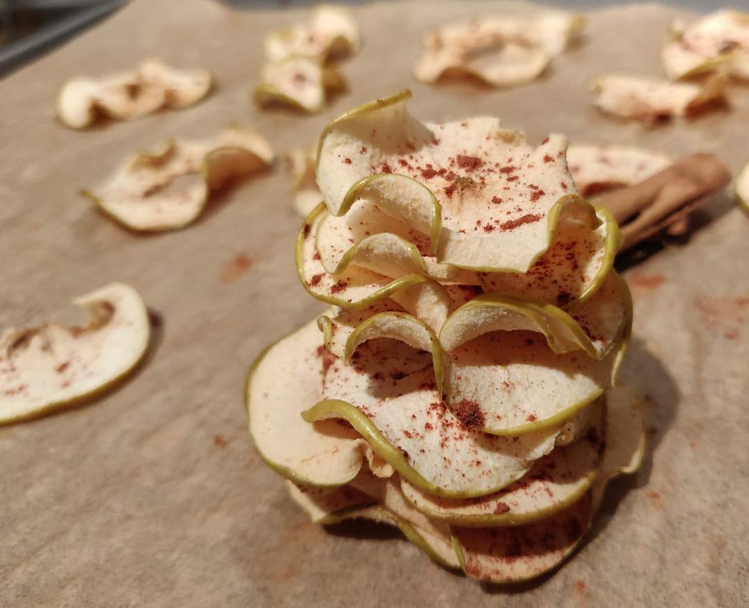 Oven-baked apple chips with cinamon