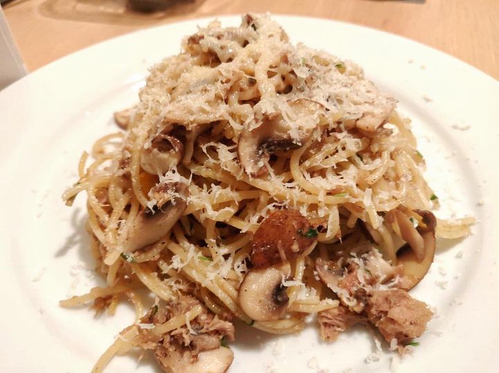 Spaghetti Aglio Olio with mushroom and tuna