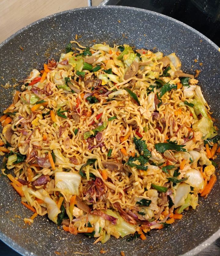 After hibernating for so long, @tantriskitchen is back!! Start from making something simple, mee goreng sayuran dan bakso.